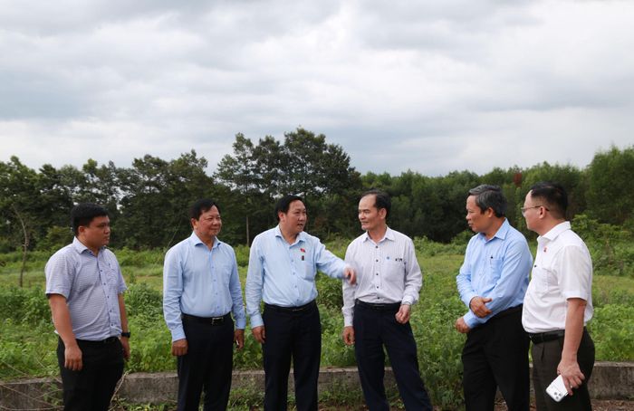 Đoàn khảo sát thực tế tại dự án trên địa bàn phường Trảng Bom. Ảnh: Văn Dũng