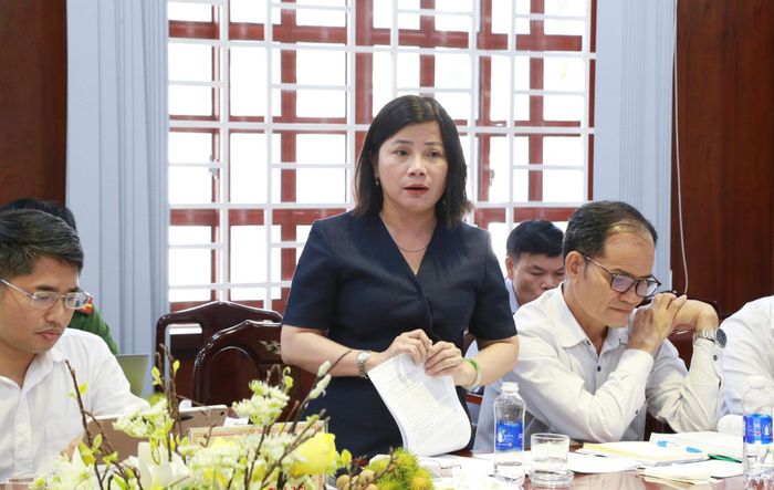 Đại diện Sở Nông nghiệp và Môi trường trao đổi với các xã, phường tại buổi khảo sát. Ảnh: Văn Dũng