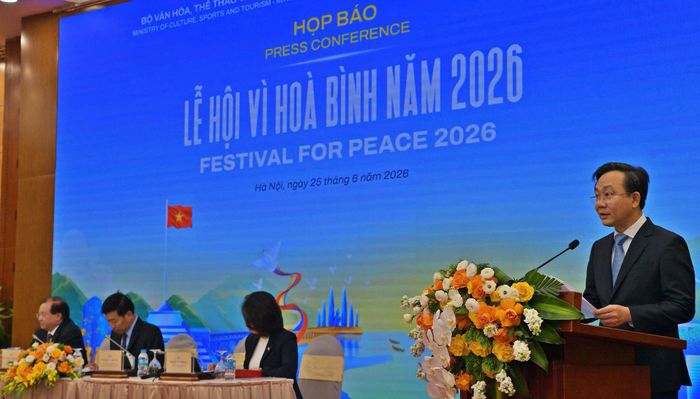 Ông Hoàng Xuân Tân, Phó Chủ tịch UBND tỉnh Quảng Trị, Trưởng Ban Tổ chức Lễ hội Vì Hòa bình phát biểu tại họp báo