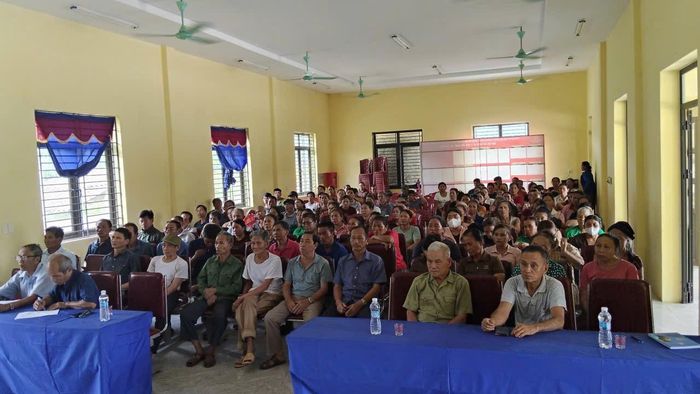 Người dân tham dự hội nghị lấy ý kiến về Đề án sắp xếp bản