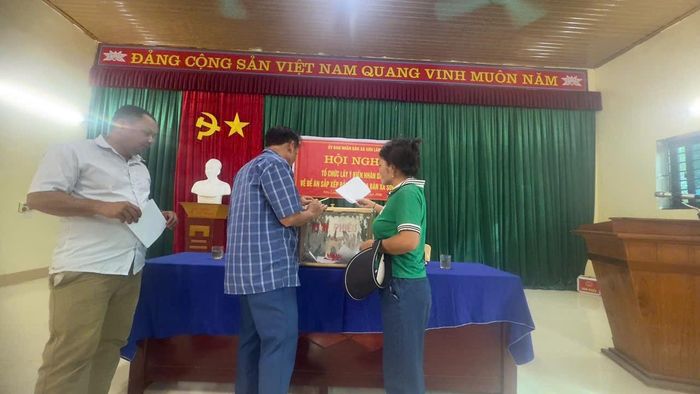Người dân tham gia bỏ phiếu lấy ý kiến về Đề án sắp xếp bản