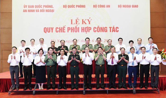 Chủ tịch Quốc hội Trần Thanh Mẫn và các đại biểu dự Lễ ký Quy chế phối hợp chụp ảnh lưu niệm
