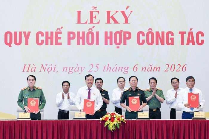 Chủ tịch Quốc hội Trần Thanh Mẫn; Phó Chủ tịch Quốc hội, Thượng tướng Nguyễn Doãn Anh; Phó Thủ tướng Chính phủ, Bộ trưởng Bộ Quốc phòng, Đại tướng Phan Văn Giang; Bộ trưởng Bộ Công an, Đại tướng Lương Tam Quang; Tổng Thư ký Quốc hội, Chủ nhiệm Văn phòng Quốc hội Lê Quang Mạnh chứng kiến Lễ ký Quy chế phối hợp giữa Ủy ban Quốc phòng, An ninh và Đối ngoại với 3 Bộ