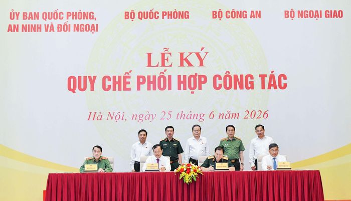 Chủ tịch Quốc hội Trần Thanh Mẫn; Phó Chủ tịch Quốc hội, Thượng tướng Nguyễn Doãn Anh; Phó Thủ tướng Chính phủ, Bộ trưởng Bộ Quốc phòng, Đại tướng Phan Văn Giang; Bộ trưởng Bộ Công an, Đại tướng Lương Tam Quang; Tổng Thư ký Quốc hội, Chủ nhiệm Văn phòng Quốc hội Lê Quang Mạnh chứng kiến Lễ ký Quy chế phối hợp giữa Ủy ban Quốc phòng, An ninh và Đối ngoại với 3 Bộ