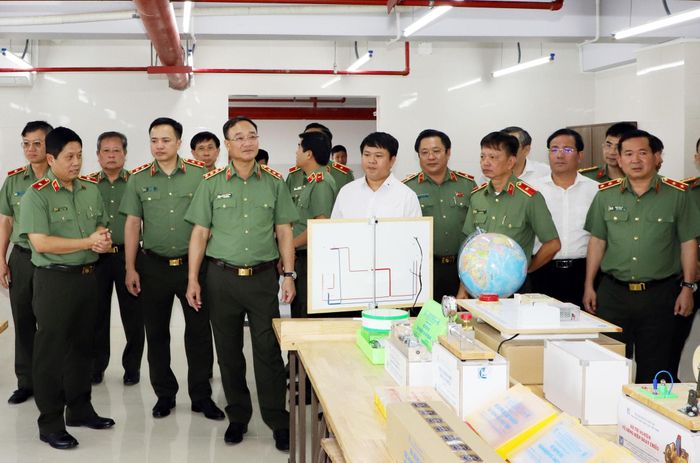 Thứ trưởng Bộ Công an Phạm Thế Tùng cùng các đại biểu tham quan phòng học Trường Văn hóa CAND III