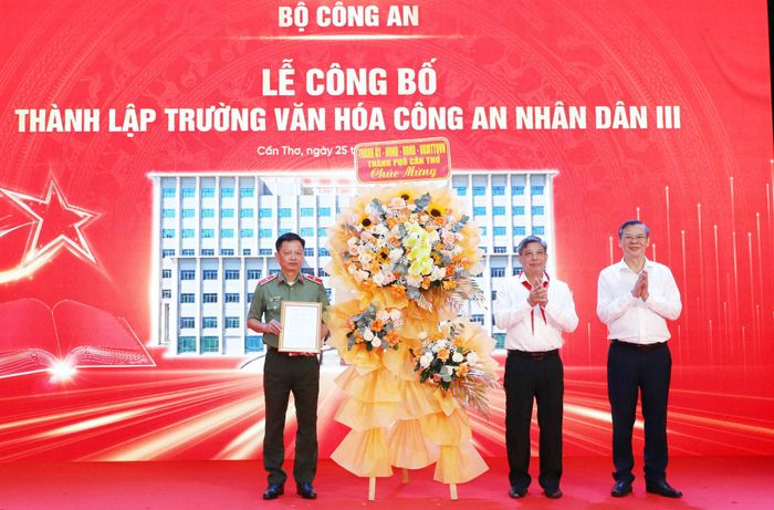 Phó Bí thư Thường trực Thành ủy, Chủ tịch HĐND TP. Cần Thơ Đồng Văn Thanh và Phó Bí thư Thành ủy, Chủ tịch UBND TP. Cần Thơ Trương Cảnh Tuyên tặng hoa chúc mừng Công an TP. Cần Thơ về việc thành lập Trường Văn hóa CAND III.