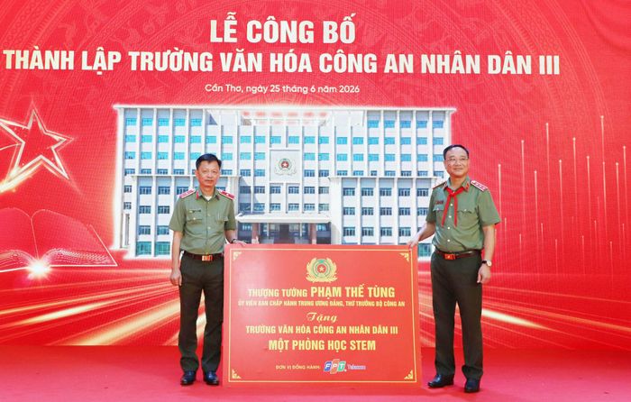 Thứ trưởng Bộ Công an Phạm Thế Tùng trao bảng tượng trưng tặng Trường Văn hóa CAND III một phòng học STEM