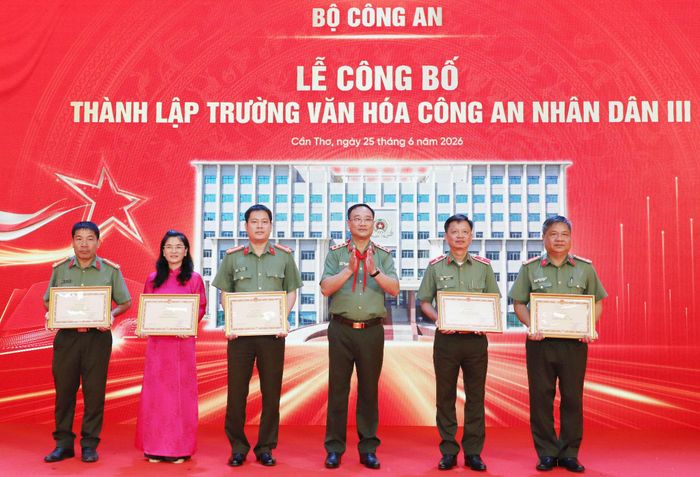 Thứ trưởng Phạm Thế Tùng trao Bằng khen của Bộ Công an tặng các tập thể, cá nhân có thành tích trong quá trình thành lập Trường Văn hóa CAND III