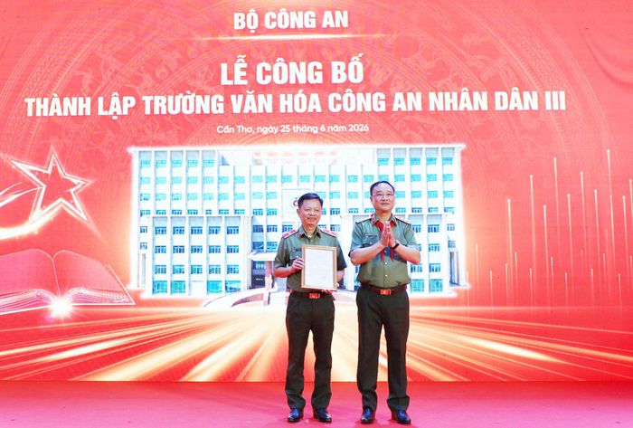 Thứ trưởng Phạm Thế Tùng trao Quyết định của Bộ trưởng Bộ Công an về việc bổ sung Trường Văn hóa CAND III vào tổ chức bộ máy của Công an TP. Cần Thơ.