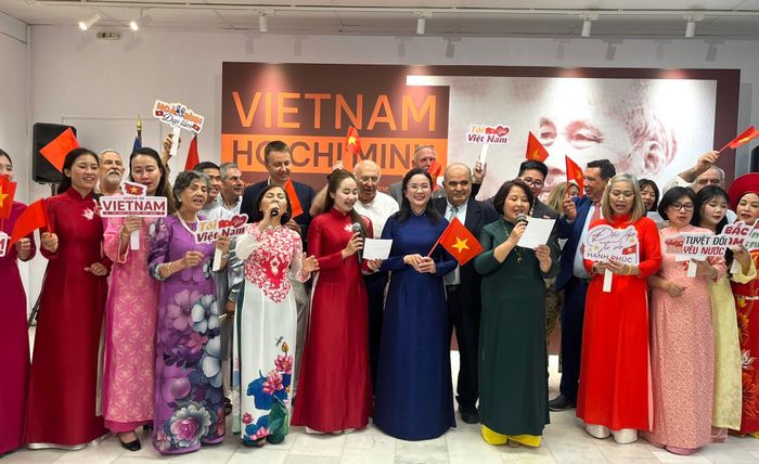 Đại diện các cơ quan ngoại giao tại Hy Lạp tại lễ khai mạc trưng bày. Ảnh: PCT