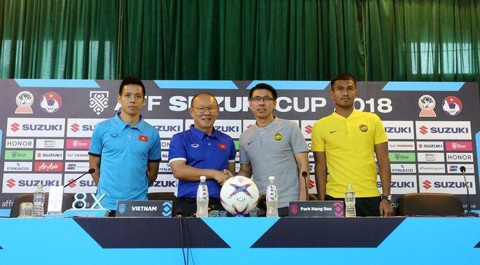 Ông Park Hang Seo và ông Tan Cheng Hoe tại họp báo trước trận chung kết lượt đi AFF Cup 2018 ngày 17/11/2018. Ảnh: VFF