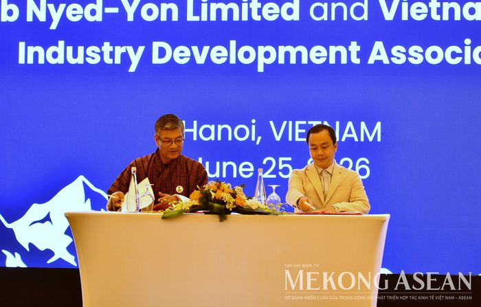 Đại diện doanh nghiệp Bhutan Gerab Nyed - Yon Limited và Hiệp hội Phát triển Công nghiệp Văn hóa Việt Nam - chi nhánh TP HCM ký biên bản ghi nhớ hợp tác tại sự kiện. Ảnh: Lê Hồng Nhung - Mekong ASEAN
