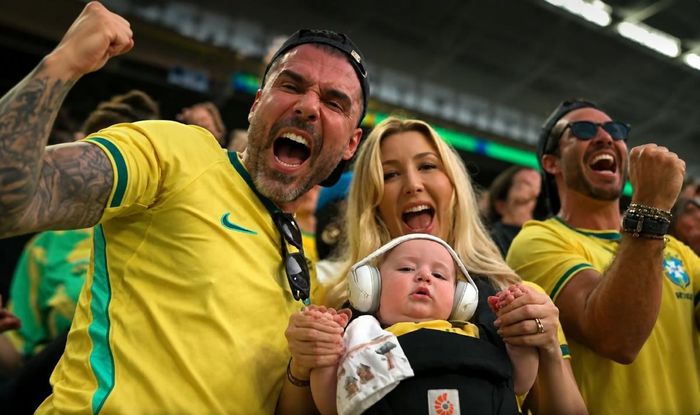 Một gia đình cổ động viên của Brazil ăn mừng trước bán thắng của đội nhà
