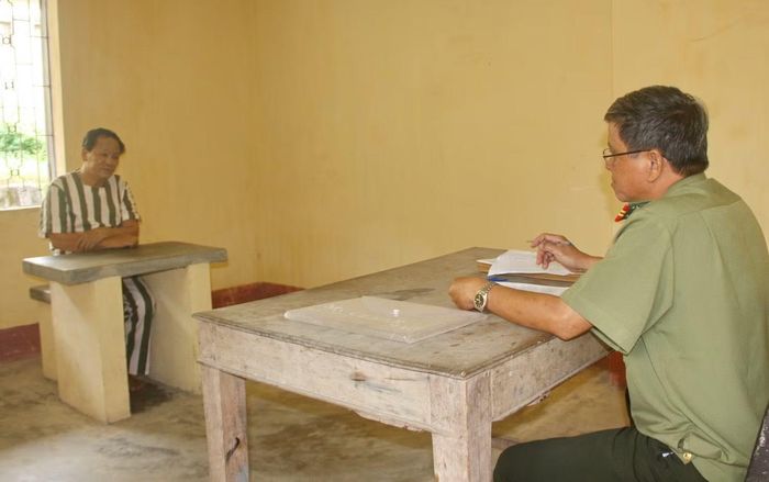 Phan Văn Thu trong một cuộc hỏi cung sau khi bị bắt giữ đầu tháng 2/2012.