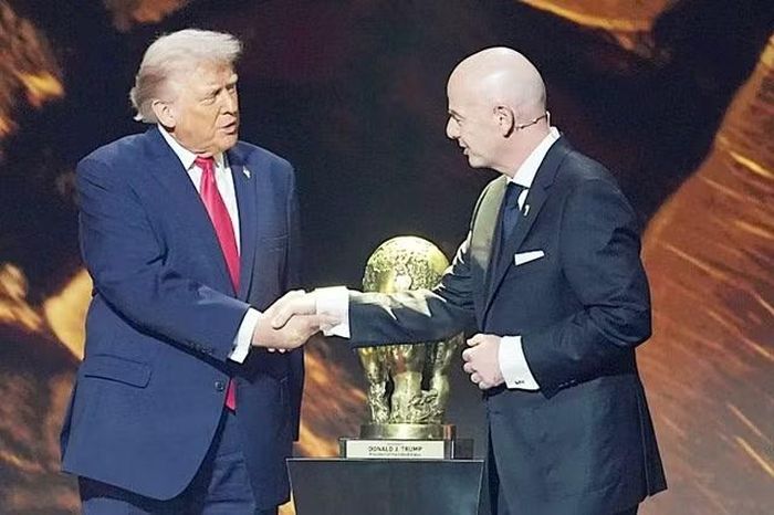 Cú bắt tay lịch sử vì lợi ích giữa FIFA và chính quyền Mỹ
