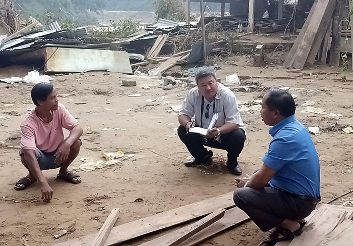 Tác giả trong một lần tác nghiệp ở khu vực chịu ảnh hưởng mưa lũ phía Tây TP Đà Nẵng.