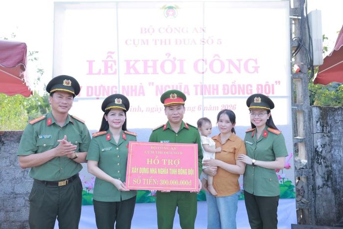 Gia đình Đại úy Trần Xuân Thọ nhận biểu trưng ủng hộ số tiền 300 triệu đồng để xây nhà mới.