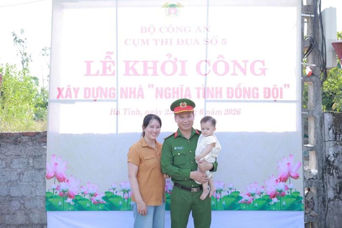 Được biết, gia đình Đại úy Trần Xuân Thọ có hoàn cảnh rất khó khăn, nhiều năm sống chật vật trong ngôi nhà tạm bợ nhưng bản thân vẫn không ngừng nỗ lực cống hiến, hoàn thành xuất sắc nhiệm vụ được giao.