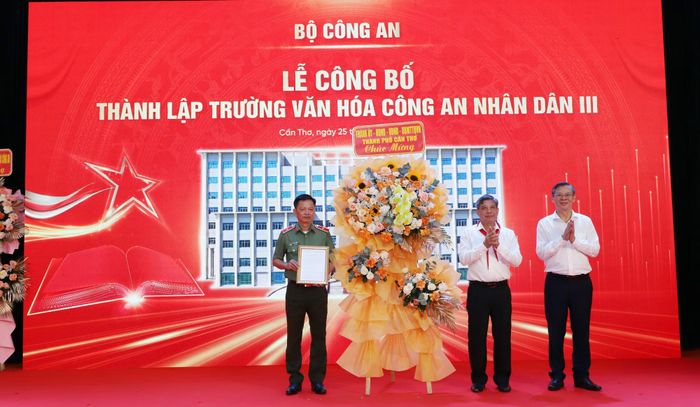 Đồng chí Đồng Văn Thanh, Ủy viên Trung ương Đảng, Phó Bí thư Thường trực Thành ủy, Chủ tịch HĐND TP Cần Thơ và đồng chí Trương Cảnh Tuyên, Phó Bí thư Thành ủy, Chủ tịch UBND thành phố tặng hoa chúc mừng Công an TP Cần Thơ về việc thành lập Trường Văn hóa CAND III.