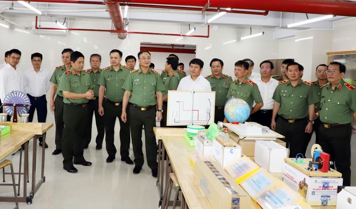 Thứ trưởng Phạm Thế Tùng cùng các đại biểu tham quan phòng học, phòng thí nghiệm tại Trường Văn hóa CAND III.