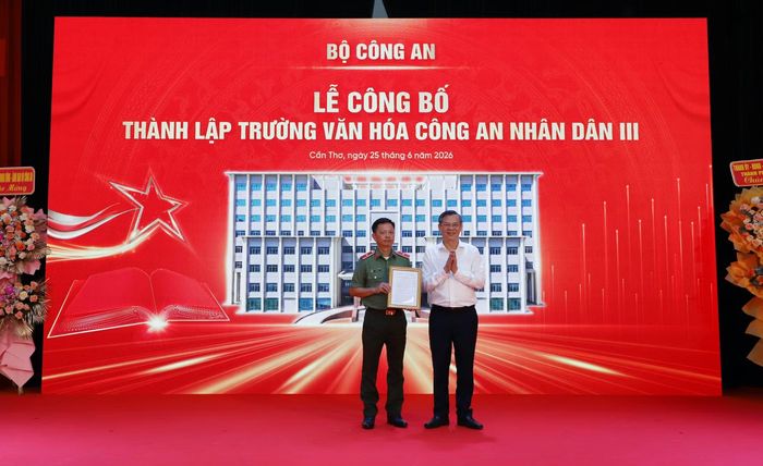 Đồng chí Trương Cảnh Tuyên, Phó Bí thư Thành ủy, Chủ tịch UBND TP Cần Thơ trao Quyết định của UBND TP Cần Thơ về việc thành lập Trường Tiểu học, Trung học cơ sở, Trung học phổ thông nội trú Văn hóa CAND III.