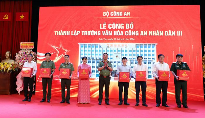 Thứ trưởng Phạm Thế Tùng trao quà tặng các tập thể, cá nhân có nhiều hỗ trợ, đóng góp trong quá trình thành lập Trường Văn hóa CAND III.