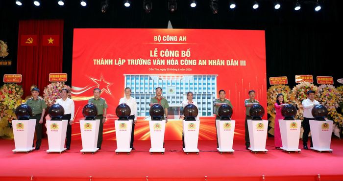 Các đại biểu thực hiện nghi thức khai bút mở trường.