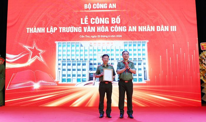 Thứ trưởng Phạm Thế Tùng trao Quyết định của Bộ trưởng Bộ Công an về việc bổ sung Trường Văn hóa CAND III vào tổ chức bộ máy của Công an TP Cần Thơ.