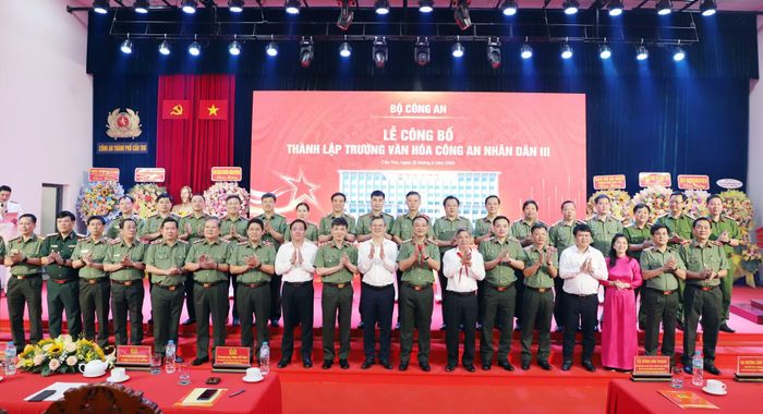 Các đại biểu chụp hình lưu niệm.