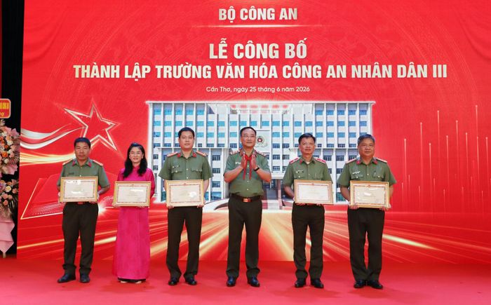 Thứ trưởng Phạm Thế Tùng trao Bằng khen của Bộ Công an tặng các tập thể, cá nhân có thành tích trong quá trình thành lập Trường Văn hóa CAND III.