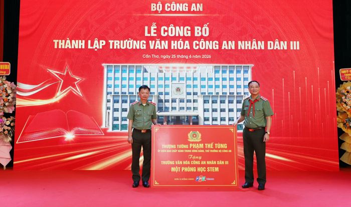 Thứ trưởng Phạm Thế Tùng trao bảng tượng trưng tặng Trường Văn hóa CAND III một phòng học STEM.