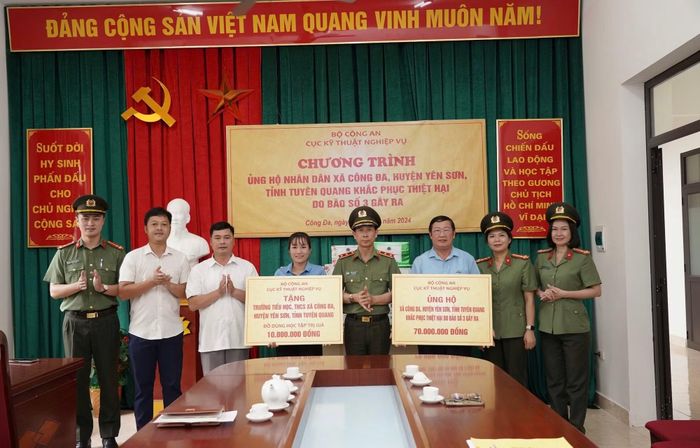 Đoàn công tác Cục Kỹ thuật nghiệp vụ tổ chức chương trình ủng hộ người dân xã Công Đa, tỉnh Tuyên Quang khắc phục thiệt hại do bão số 3, năm 2024.