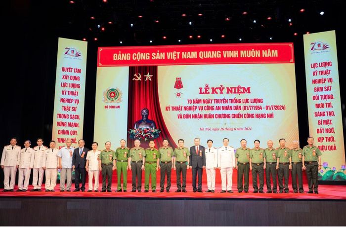 Tổng Bí thư, Chủ tịch nước Tô Lâm chụp hình lưu niệm cùng các đại biểu dự Lễ kỷ niệm 70 năm Ngày truyền thống lực lượng Kỹ thuật nghiệp vụ.