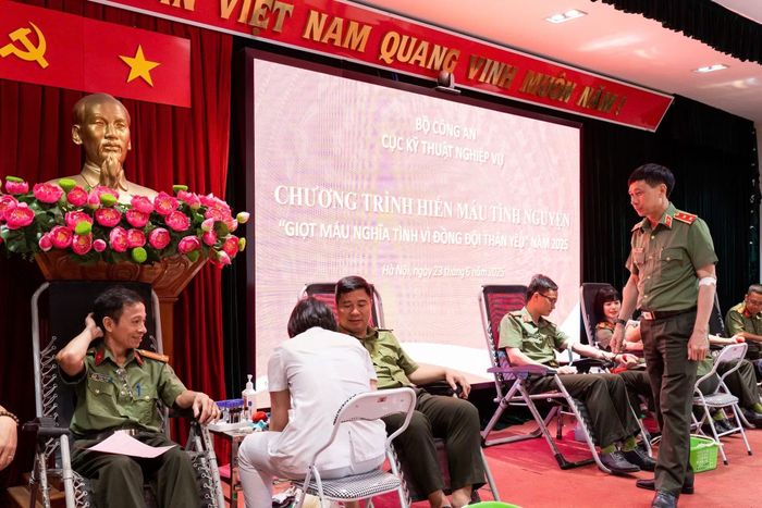Cán bộ, chiến sĩ Cục Kỹ thuật nghiệp vụ tham gia hiến máu tình nguyện.