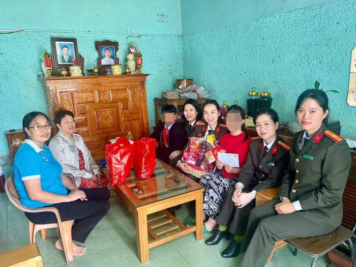 Chương trình “Mẹ đỡ đầu” gắn liền với phong trào thi đua “Ba Nhất” trong lực lượng CAND.