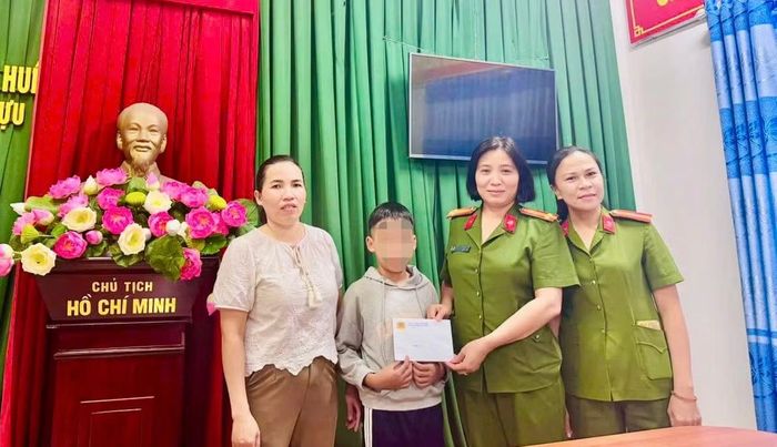 Chi Hội phụ Công an phường An Cựu nhận đỡ đầu cháu Hồ Phi H.