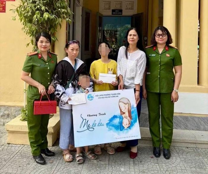 Các trẻ em có hoàn cảnh không may mắn được Chi Hội phụ nữ Công an phường Thuận Hóa nhận làm "Mẹ đỡ đầu".
