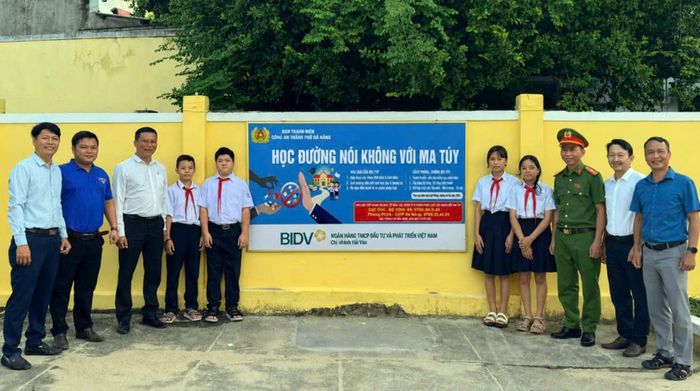 Lắp đặt công trình thanh niên “Xây dựng “lá chắn xanh” tại cổng trường” tại các trường học trên toàn TP Đà Nẵng.