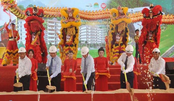 Ông Đỗ Hữu Huy, Ủy viên dự khuyết Trung ương Đảng, Chủ tịch UBND tỉnh Đắk Lắk cùng các đại biểu, nhà đầu tư thực hiện nghi thức khởi công dự án nhà ở xã hội tại phường Bình Kiến. Ảnh: Hữu Toàn.