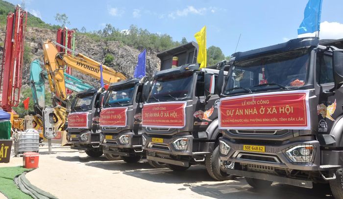 Thiết bị xe cơ giới tham gia khởi công xây dựng dự án nhà ở xã hội tại phường Bình Kiến, tỉnh Đắk Lắk. Ảnh: Hữu Toàn.