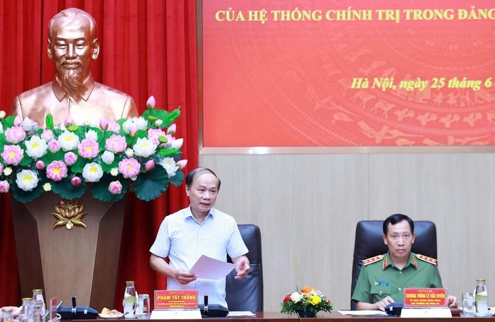 Thay mặt đoàn khảo sát, đồng chí Phạm Tất Thắng phát biểu kết luận buổi làm việc.