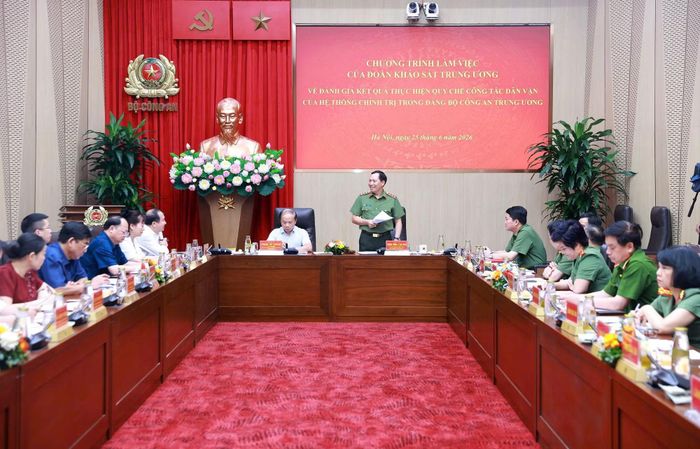Thứ trưởng Lê Văn Tuyến điều hành các đơn vị thảo luận, trao đổi tại buổi làm việc.