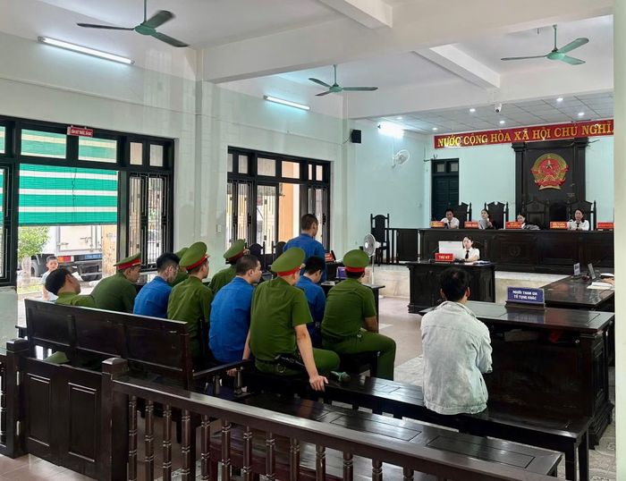 4 bị cáo hầu tòa sau khi "mở tiệc" ma túy.