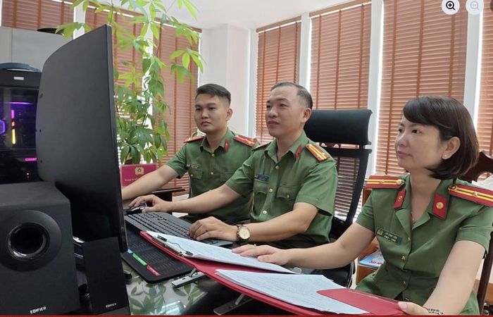 Cán bộ đơn vị theo dõi tình hình và đấu tranh trên không gian mạng.