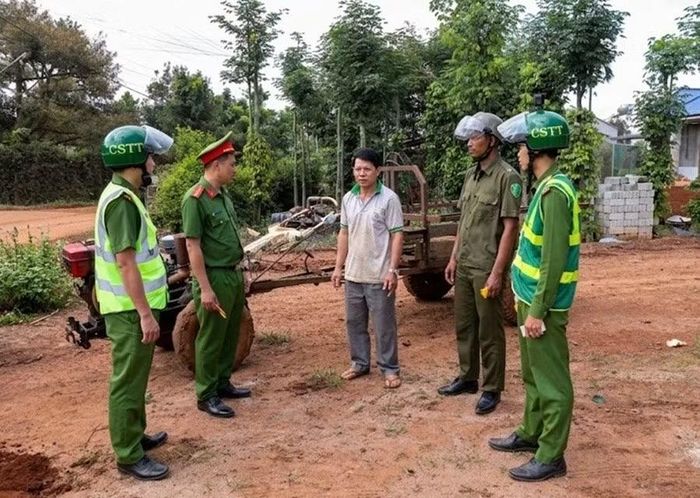 Lực lượng chức năng tiếp xúc người dân tuyên truyền về nguy cơ mất an toàn do sử dụng máy cày lưu thông trên đường.