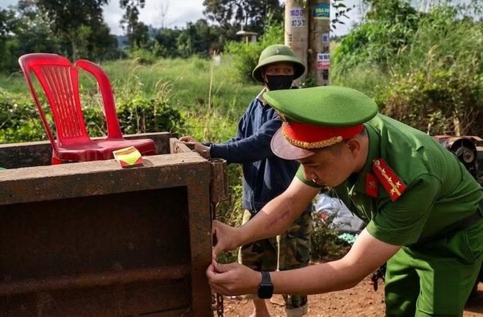 Lực lượng Công an dán phản quang cho máy cày của người dân.