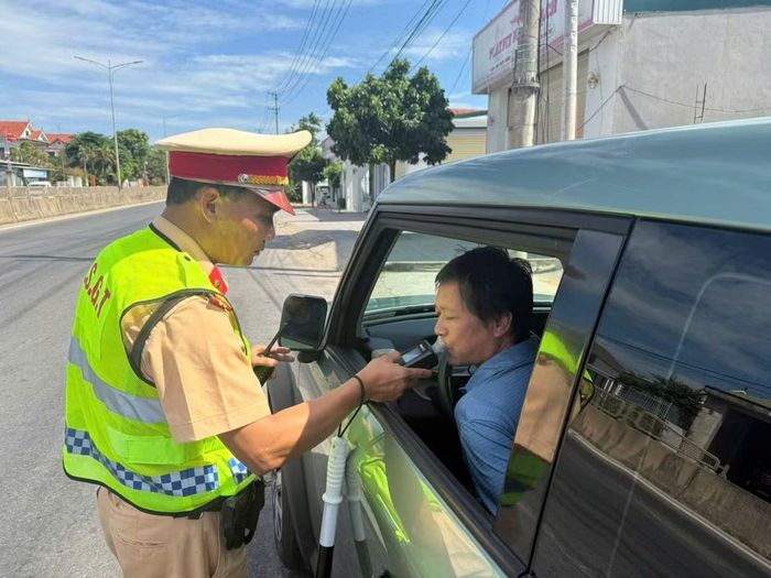 Cảnh sát Giao thông, Công an tỉnh Quảng Trị kiểm tra nồng độ cồn đối với tài xế.