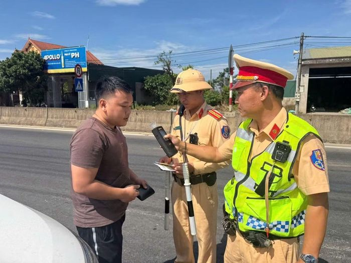 Lực lượng Cảnh sát Giao thông Công an Quảng Trị căng mình trong nắng nóng để đảm bảo an toàn giao thông.