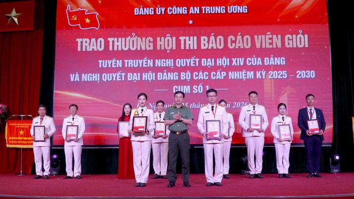 Trung tướng Lê Xuân Minh, Cục trưởng Cục An ninh mạng và phòng chống tội phạm sử dụng công nghệ cao trao Giải A cho các báo cáo viên xuất sắc.