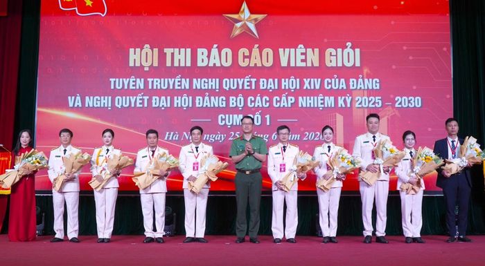 Đại tá Triệu Mạnh Tùng trao hoa tặng các báo cáo viên.
